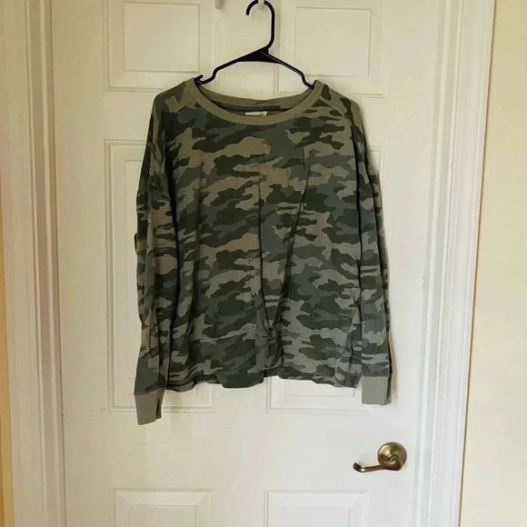 Universal Thread Tops - ✅Camo Crew Neck NWOT 🌟